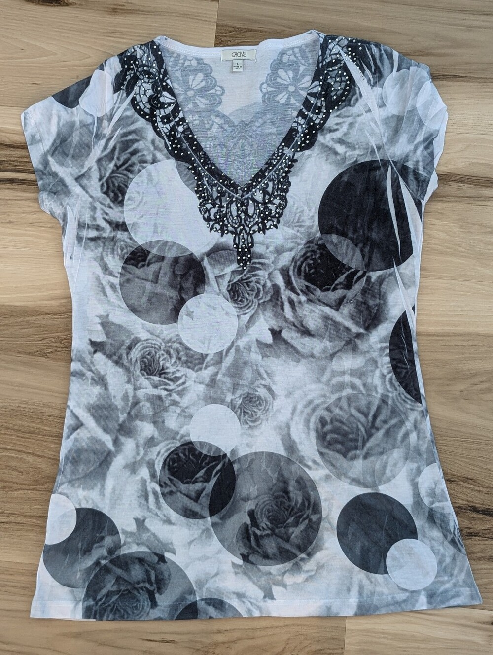 Cache Womens Fitted Shirt L Black White Gray Floral V-Neck Beaded Lace SS Y2K